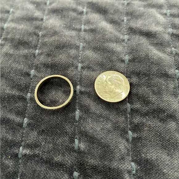 Vintage 925 Sterling Silver “Love Conquers All” Ring - Picture 3 of 5